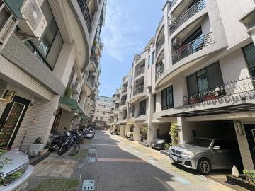 瑞隆、五甲商圈㊣鬧中取靜首排第一間社區型車墅
