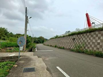 銅鑼鄉桐畫公園溪堤岸步道旁小農地