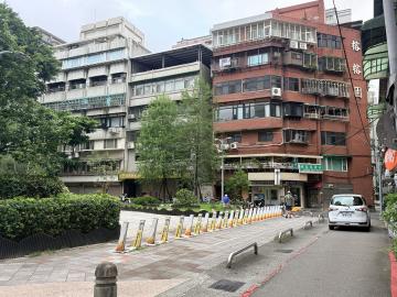 大安豪宅顧問 ｜新興公園首排｜三面臨路角地商業店面