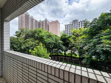 中路買房小福星 南崁榮興路｜新台北華城4房平車｜客廳河岸景觀