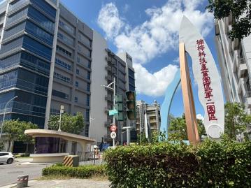 愛重訓的高雄房仲 楠梓科技園區第一排旗艦店面電梯透天