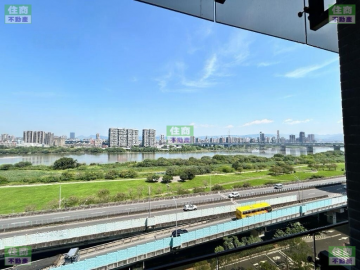 板橋房仲洪不讓 立川琚河景毛胚車好讚讚