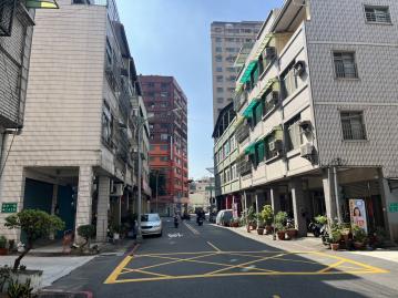 R8三多商圈站/Y13三多復興站/SOGO百貨商圈邊間便宜透店住