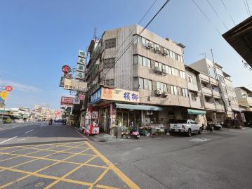 東區臨20米路無分隔島｜邊間收租店面+套房